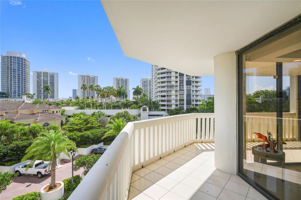 1000 W Island Blvd, Unit 504, Aventura, FL 33160 Photo