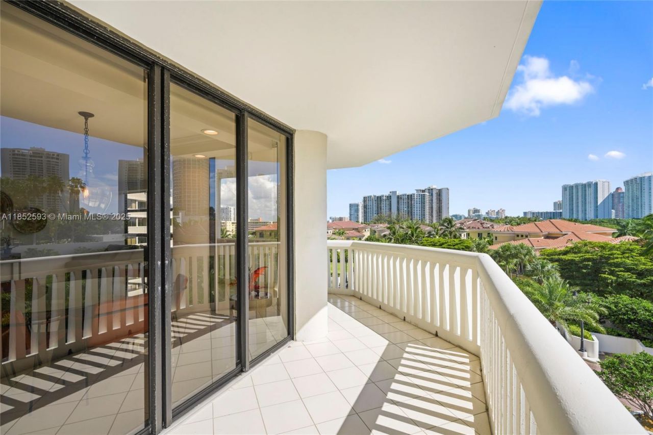 1000 W Island Blvd, Unit 504, Aventura, FL 33160 Photo