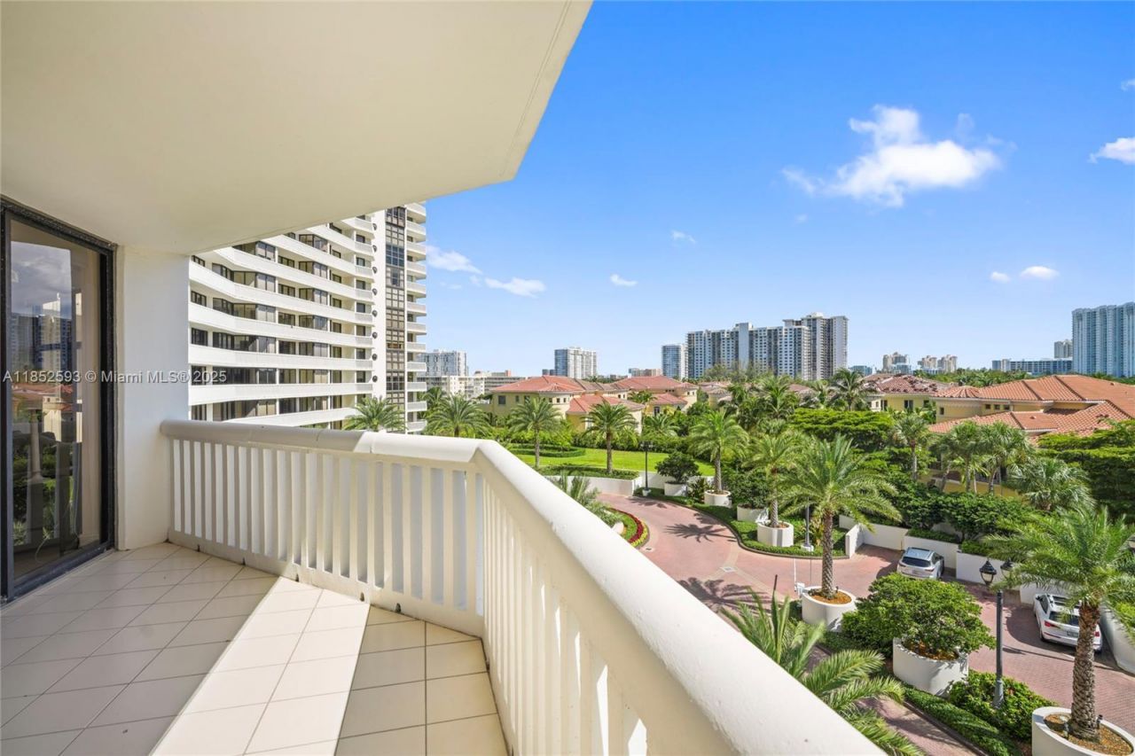 1000 W Island Blvd, Unit 504, Aventura, FL 33160 Photo