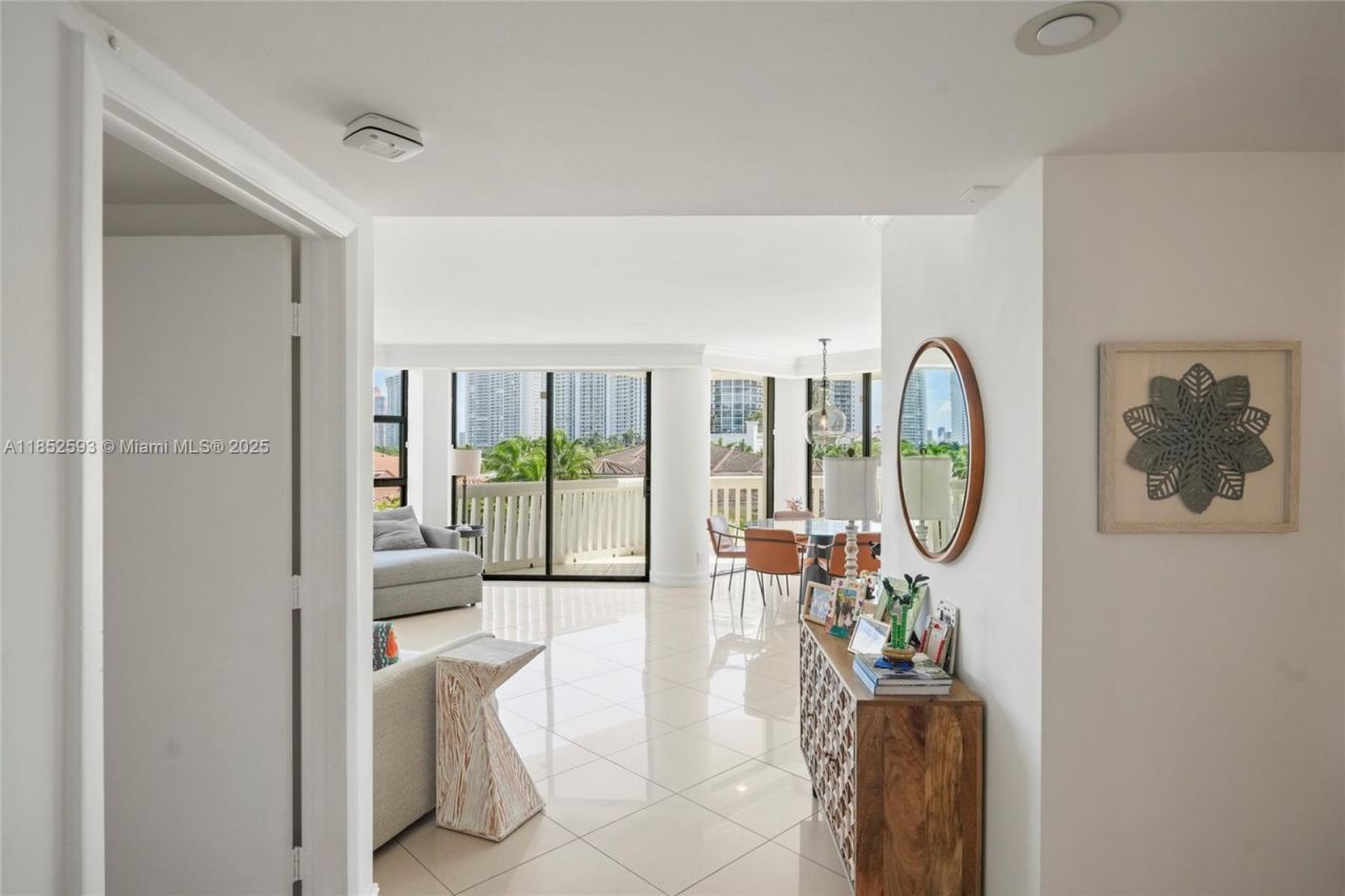 1000 W Island Blvd, Unit 504, Aventura, FL 33160 Photo