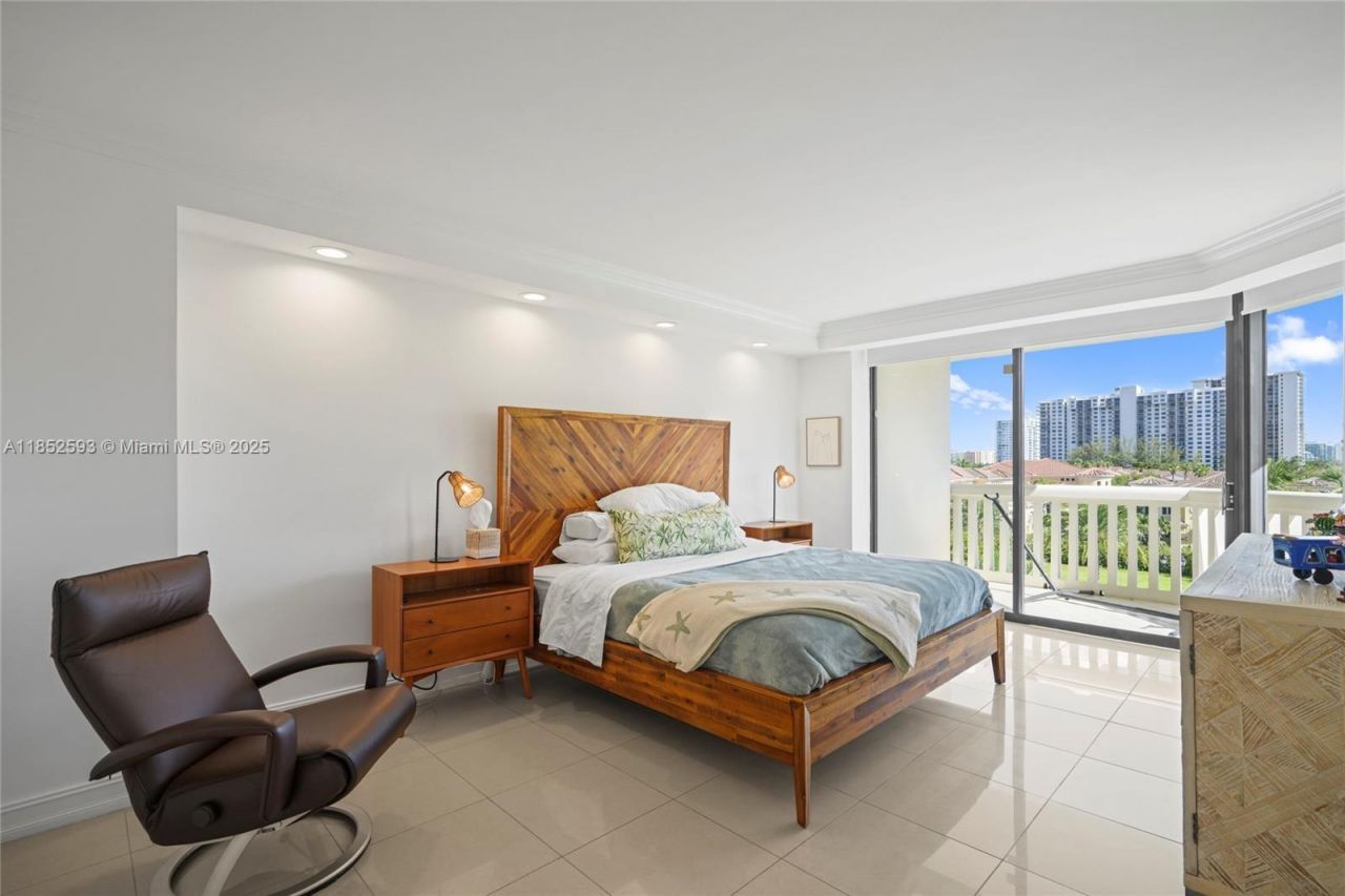 1000 W Island Blvd, Unit 504, Aventura, FL 33160 Photo