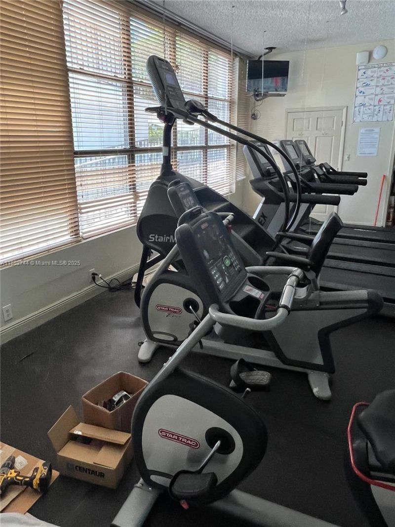 1000 Parkview Dr, Unit 523, Hallandale Beach, FL 33009 Photo