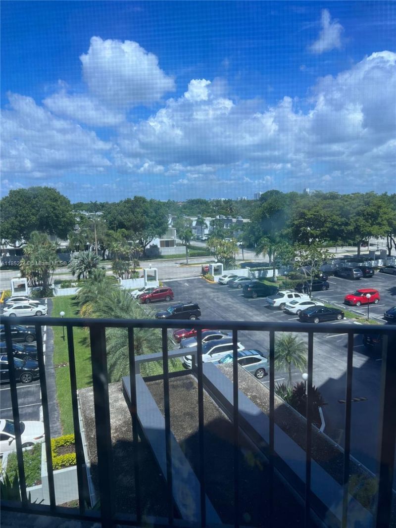 1000 Parkview Dr, Unit 523, Hallandale Beach, FL 33009 Photo