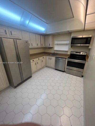 1000 Parkview Dr, Unit 523, Hallandale Beach, FL 33009 Photo