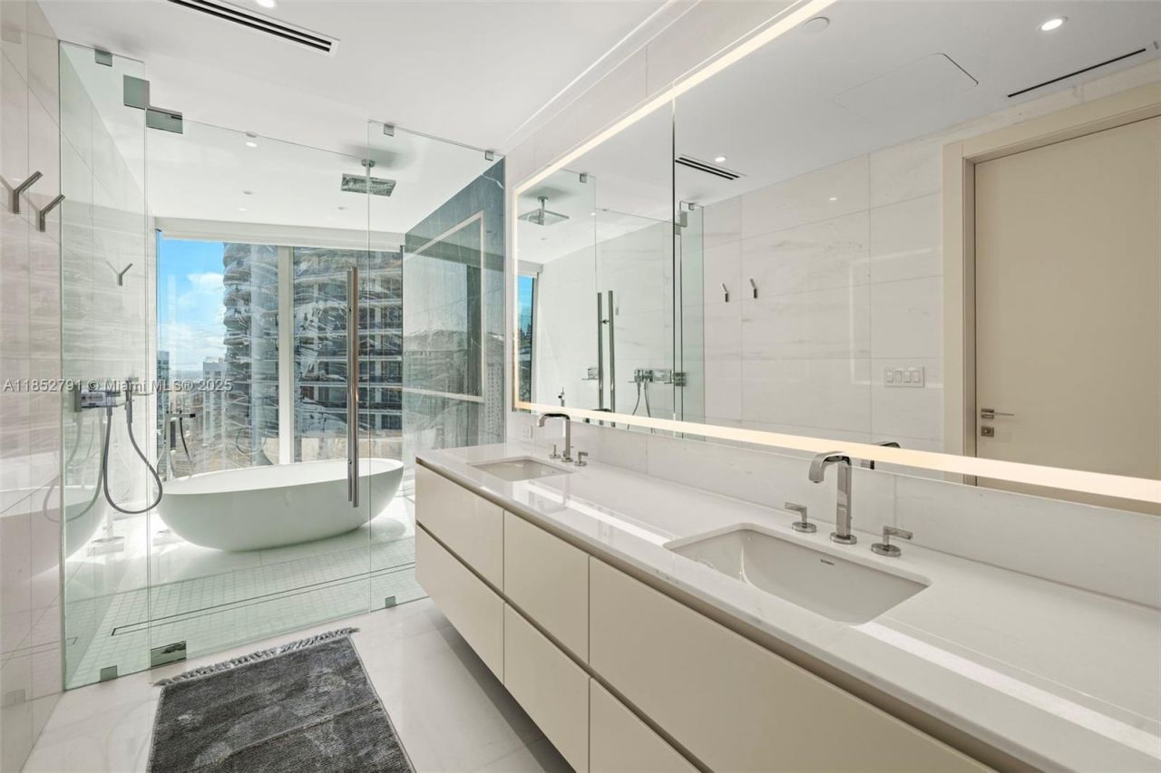 300 Biscayne Boulevard Way, Unit 3807W, Miami, FL 33131 Photo