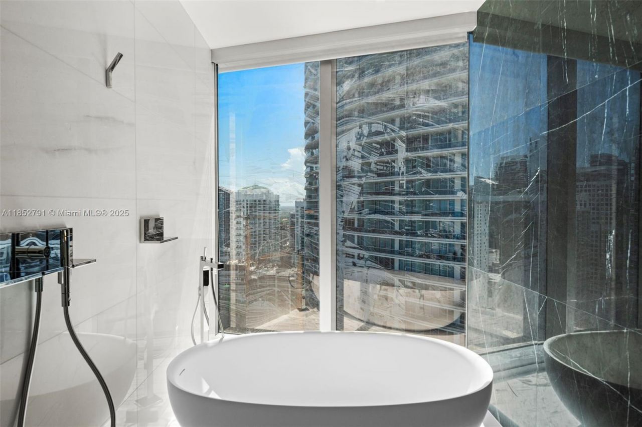 300 Biscayne Boulevard Way, Unit 3807W, Miami, FL 33131 Photo