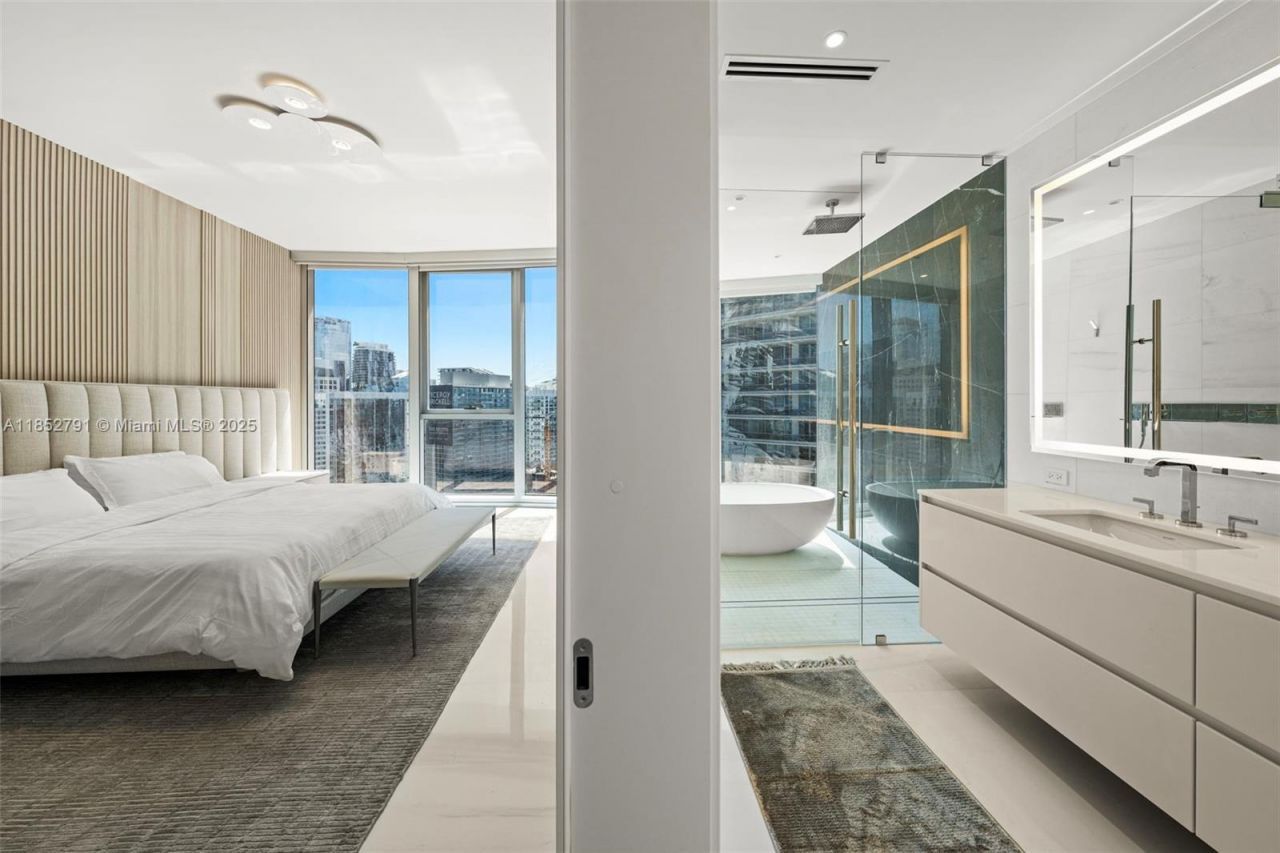 300 Biscayne Boulevard Way, Unit 3807W, Miami, FL 33131 Photo