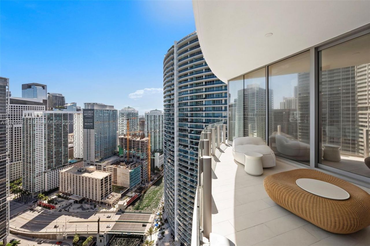 300 Biscayne Boulevard Way, Unit 3807W, Miami, FL 33131 Photo