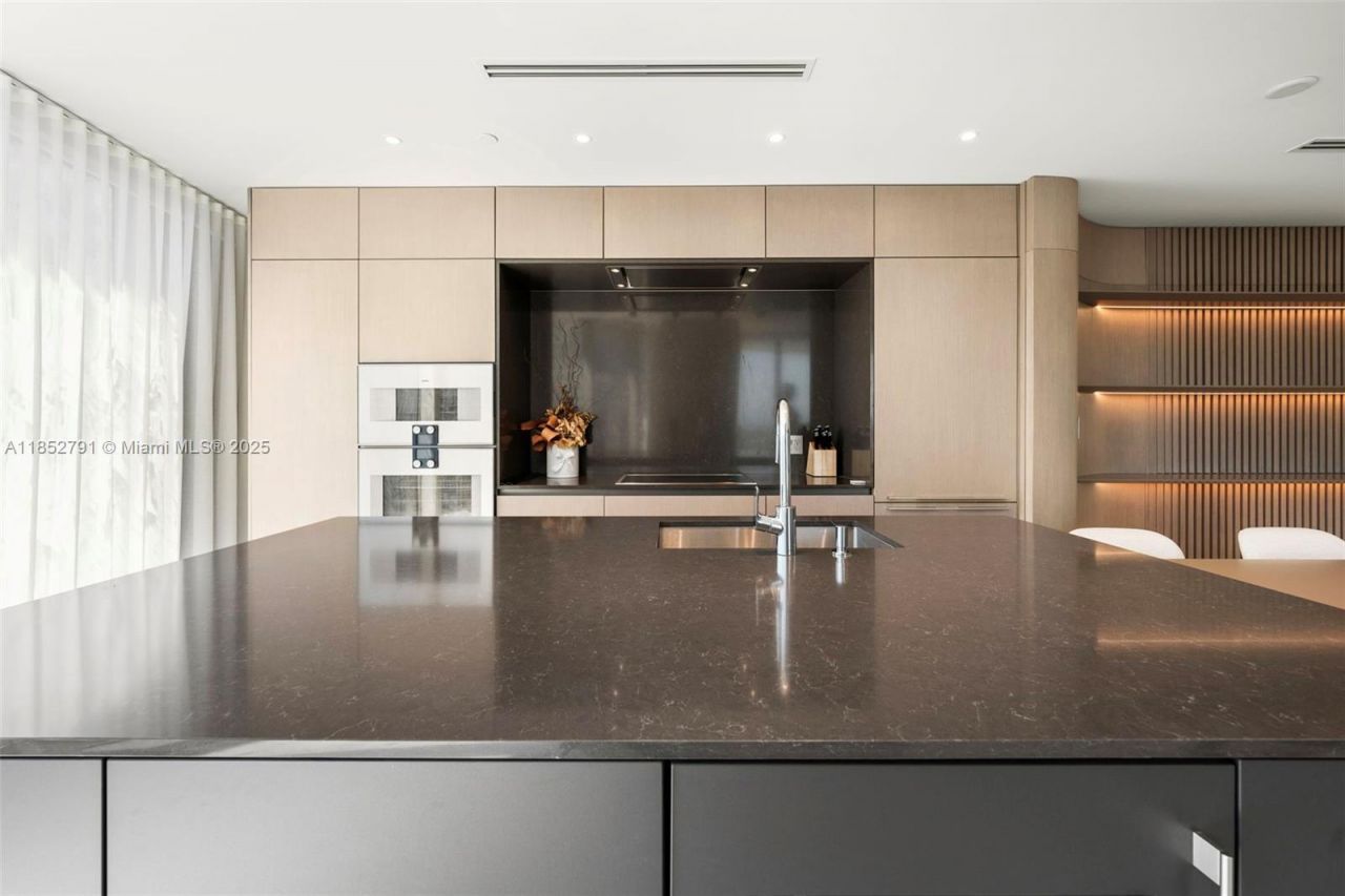 300 Biscayne Boulevard Way, Unit 3807W, Miami, FL 33131 Photo