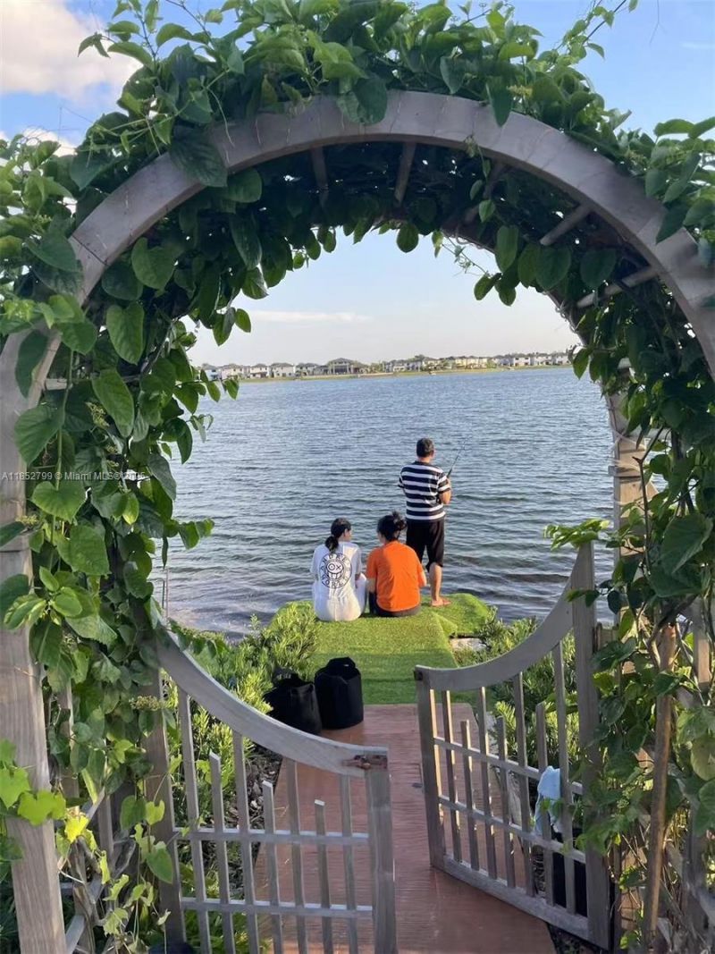 8910 NW 160th Ter, Miami Lakes, FL 33018 Photo