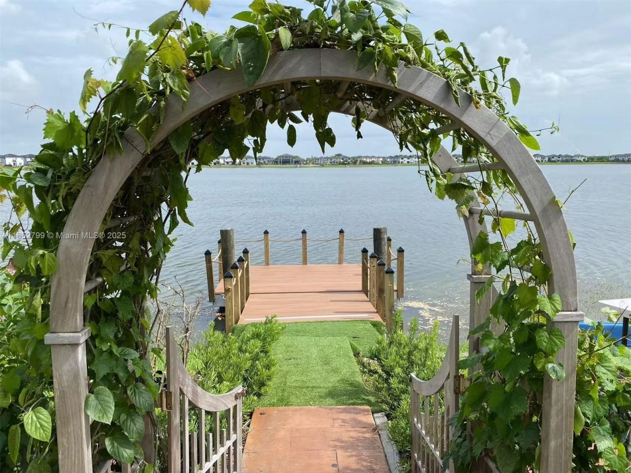 8910 NW 160th Ter, Miami Lakes, FL 33018 Photo