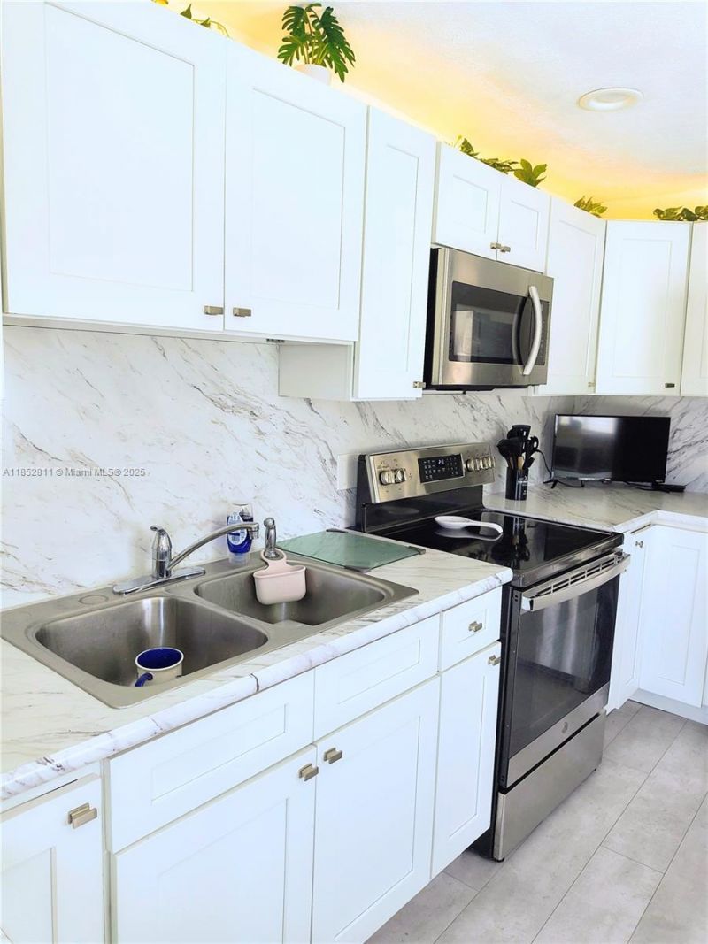 6890 SW 27 Street, Miami, FL 33155 Photo