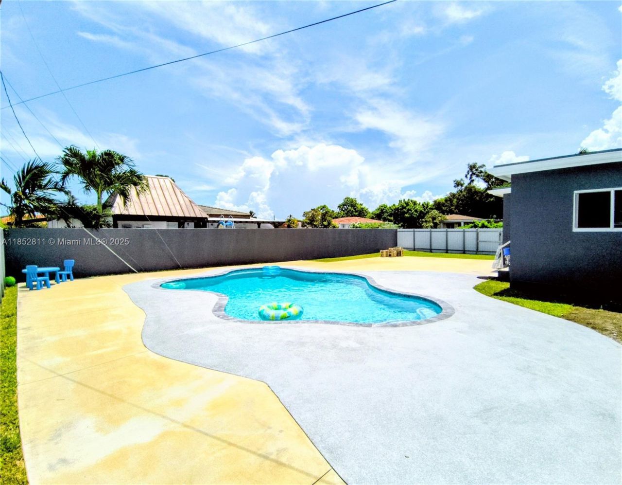 6890 SW 27 Street, Miami, FL 33155 Photo