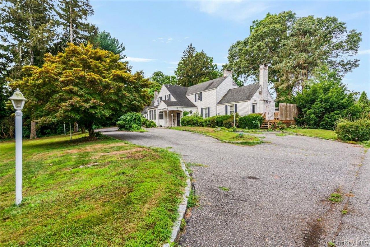 221 Huntington Bay Road, Huntington, NY 11743 Main Photo