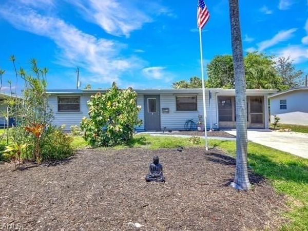 2047 Harbor LN, NAPLES, FL 34104