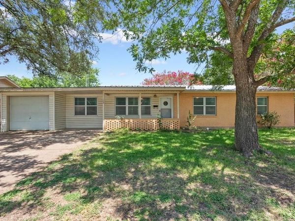 104 Crockett Street, McGregor, TX 76657