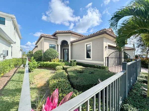320 SE Fascino Circle, Port Saint Lucie, FL 34984