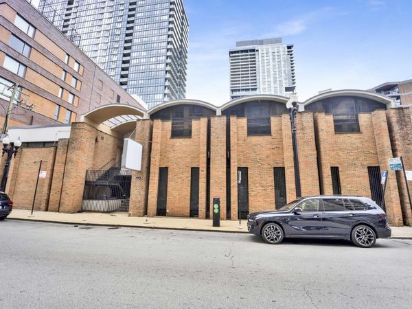 225 W Division Street, Chicago, IL 60610