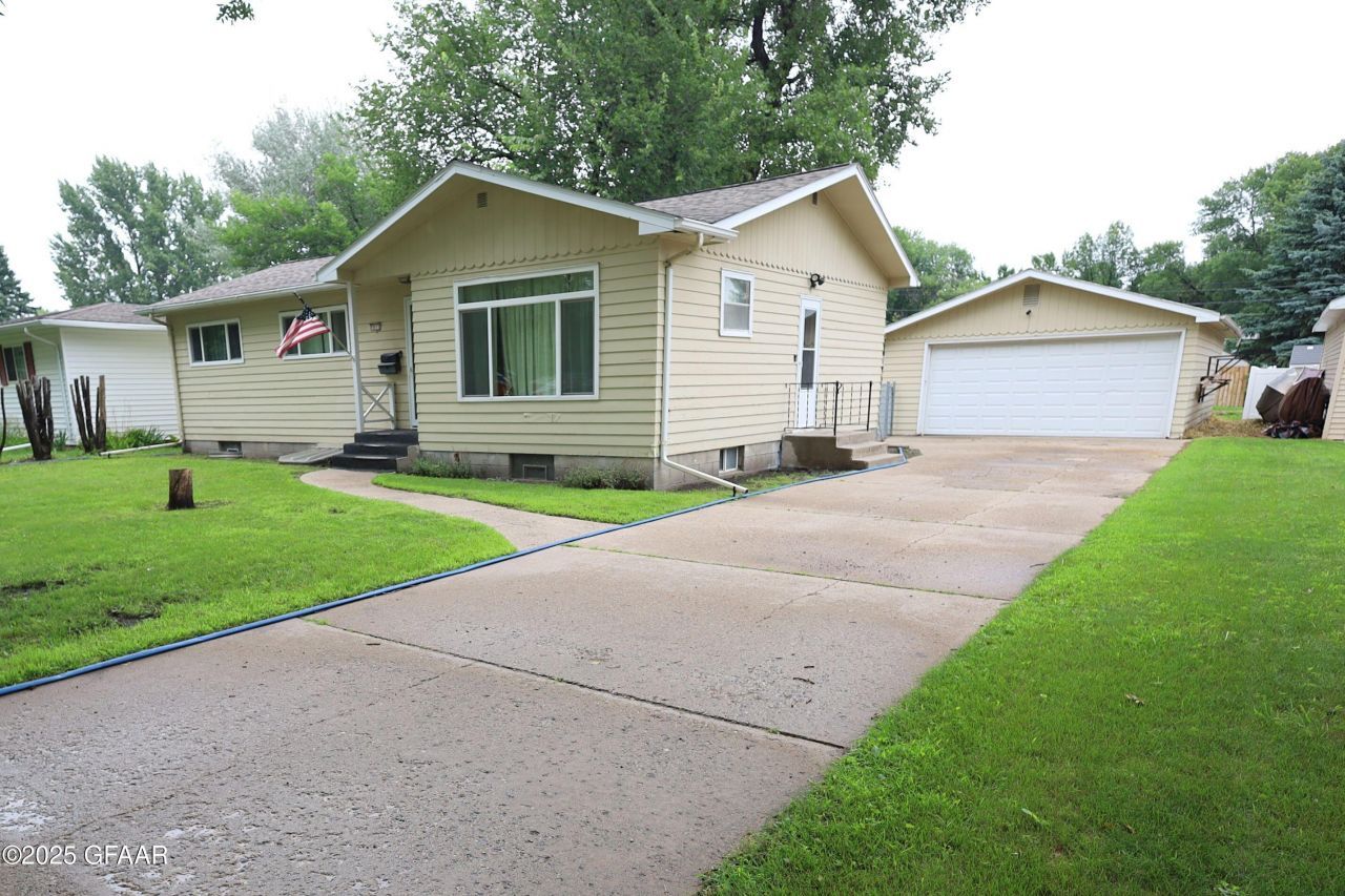 1611 S 17th Street, Grand Forks, ND 58201 Main Photo