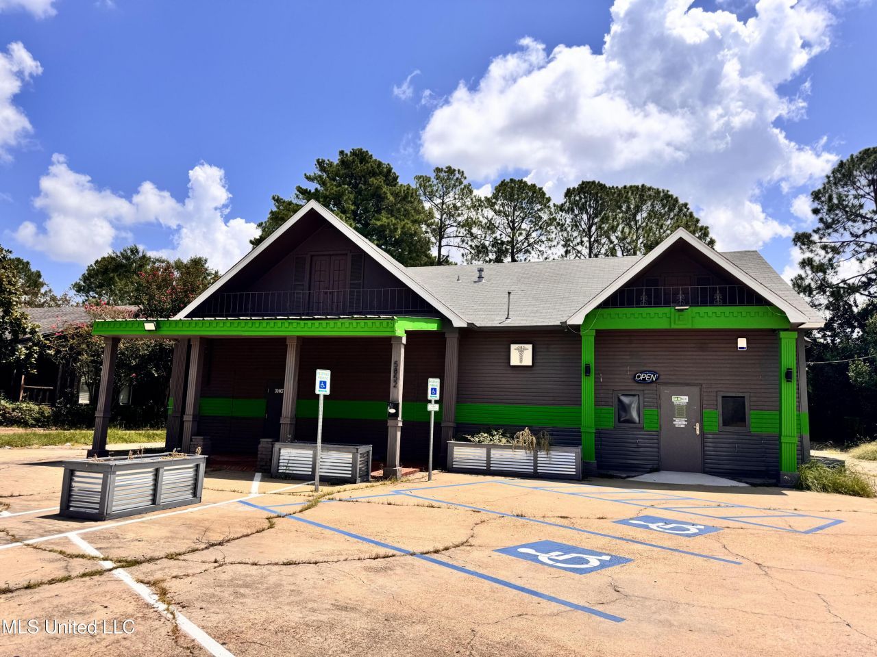 5852 Ridgewood Road, Jackson, MS 39211 Main Photo