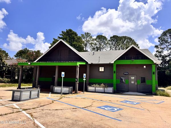 5852 Ridgewood Road, Jackson, MS 39211