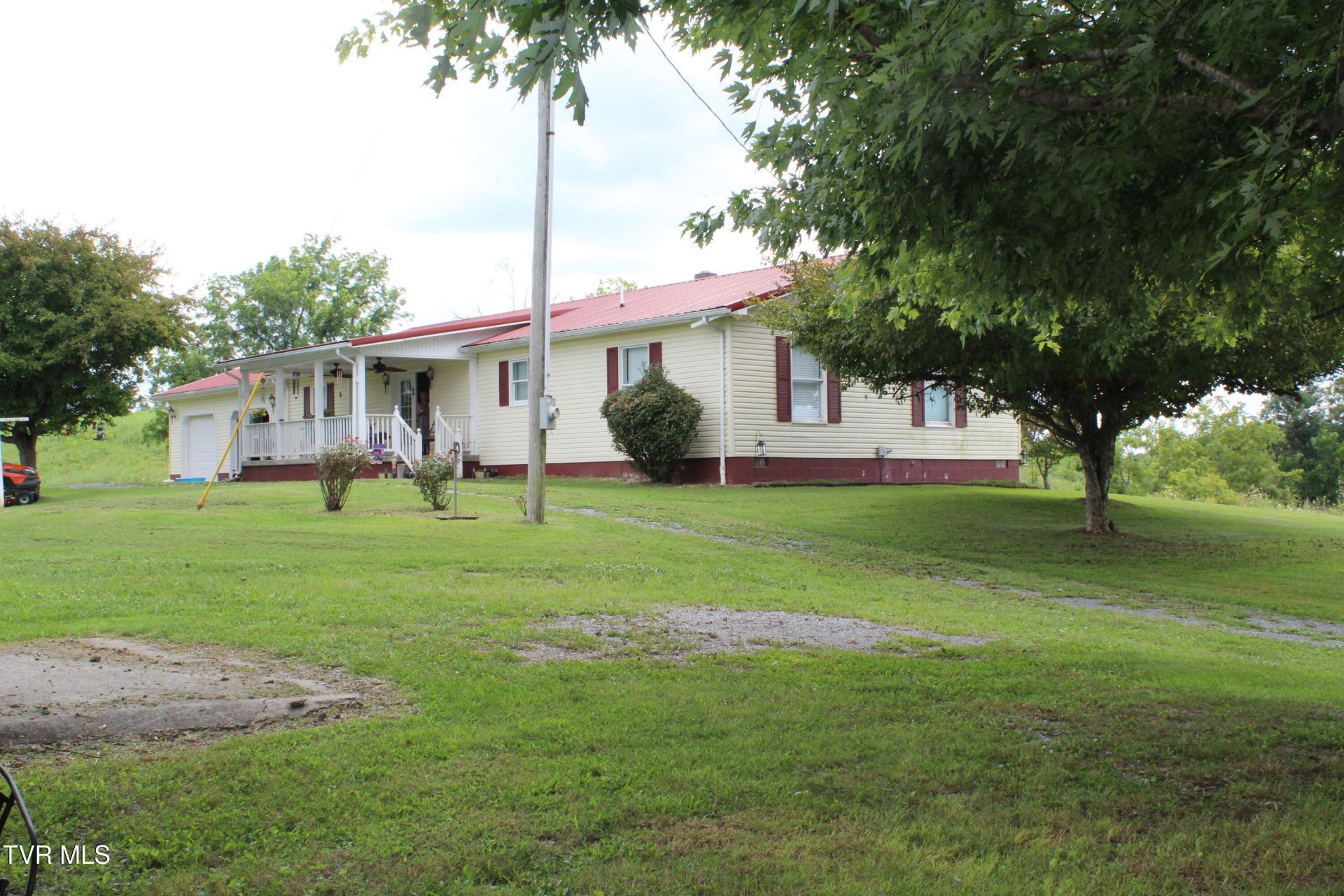 1704 Balls Chapel Road, Rose Hill, VA 24281 Main Photo
