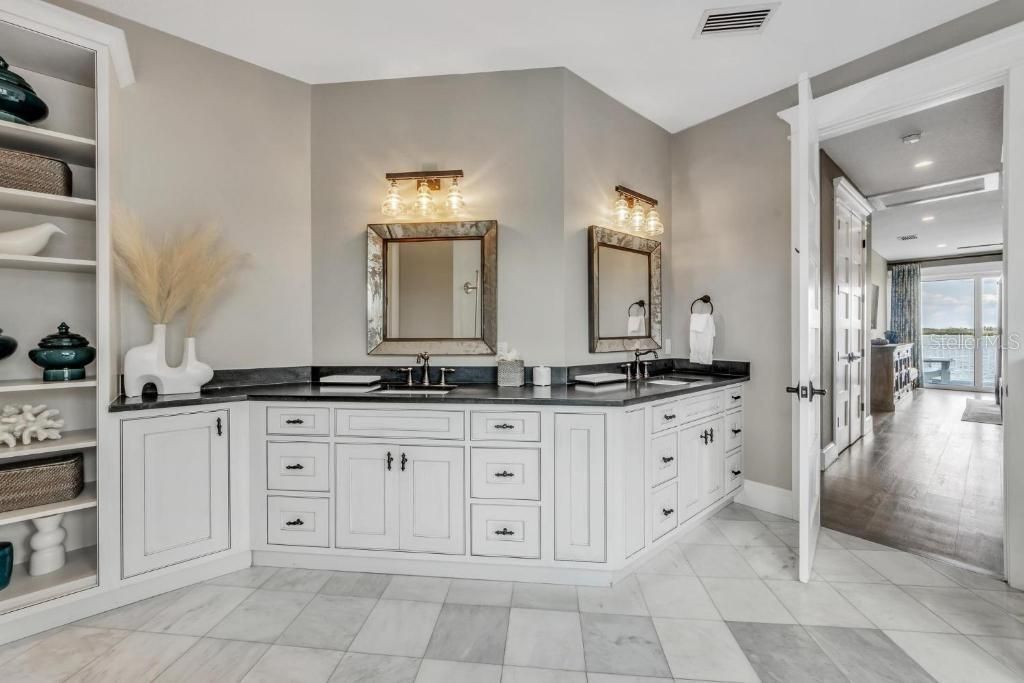 112 11th Street S, Bradenton Beach, FL 34217 Photo