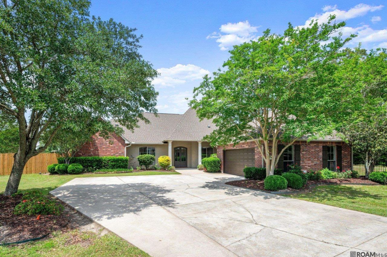27045 Regency Park Dr, Denham Springs, LA 70726 Main Photo