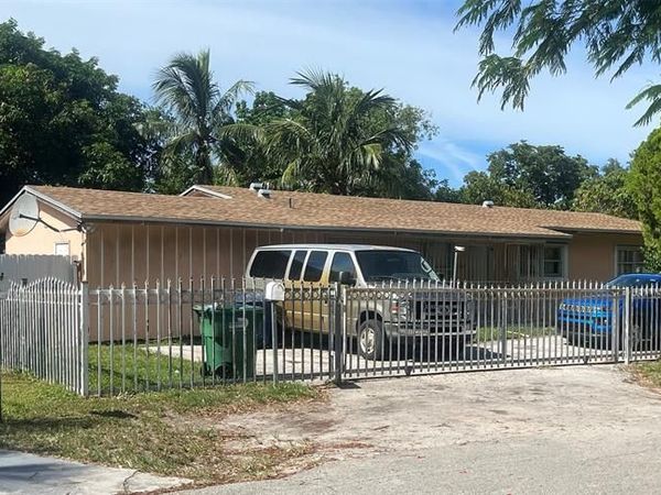 427 NE 160th St, Miami, FL 33162