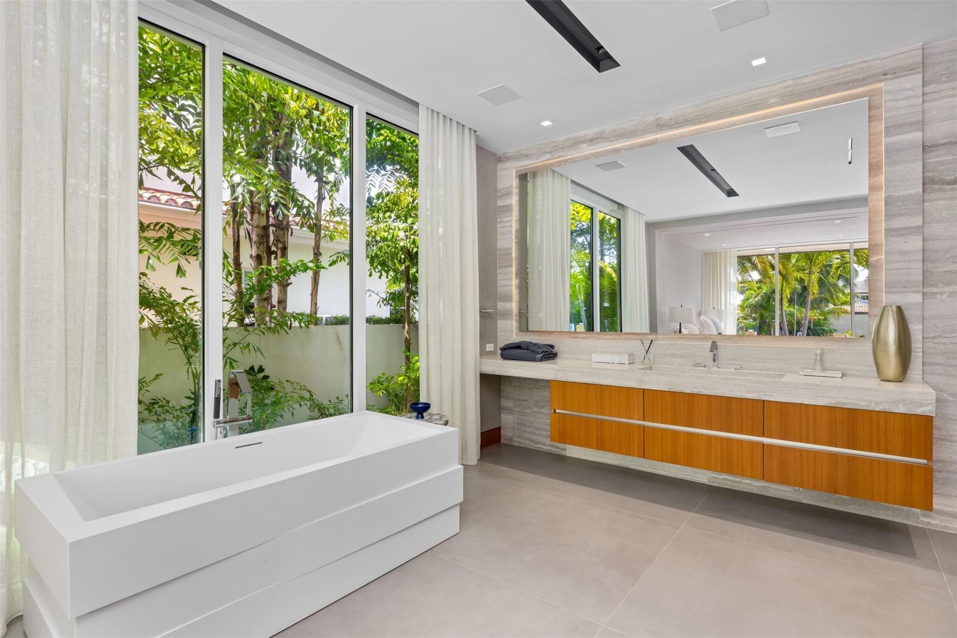 650 Royal Plaza Drive, Fort Lauderdale, FL 33301 Photo