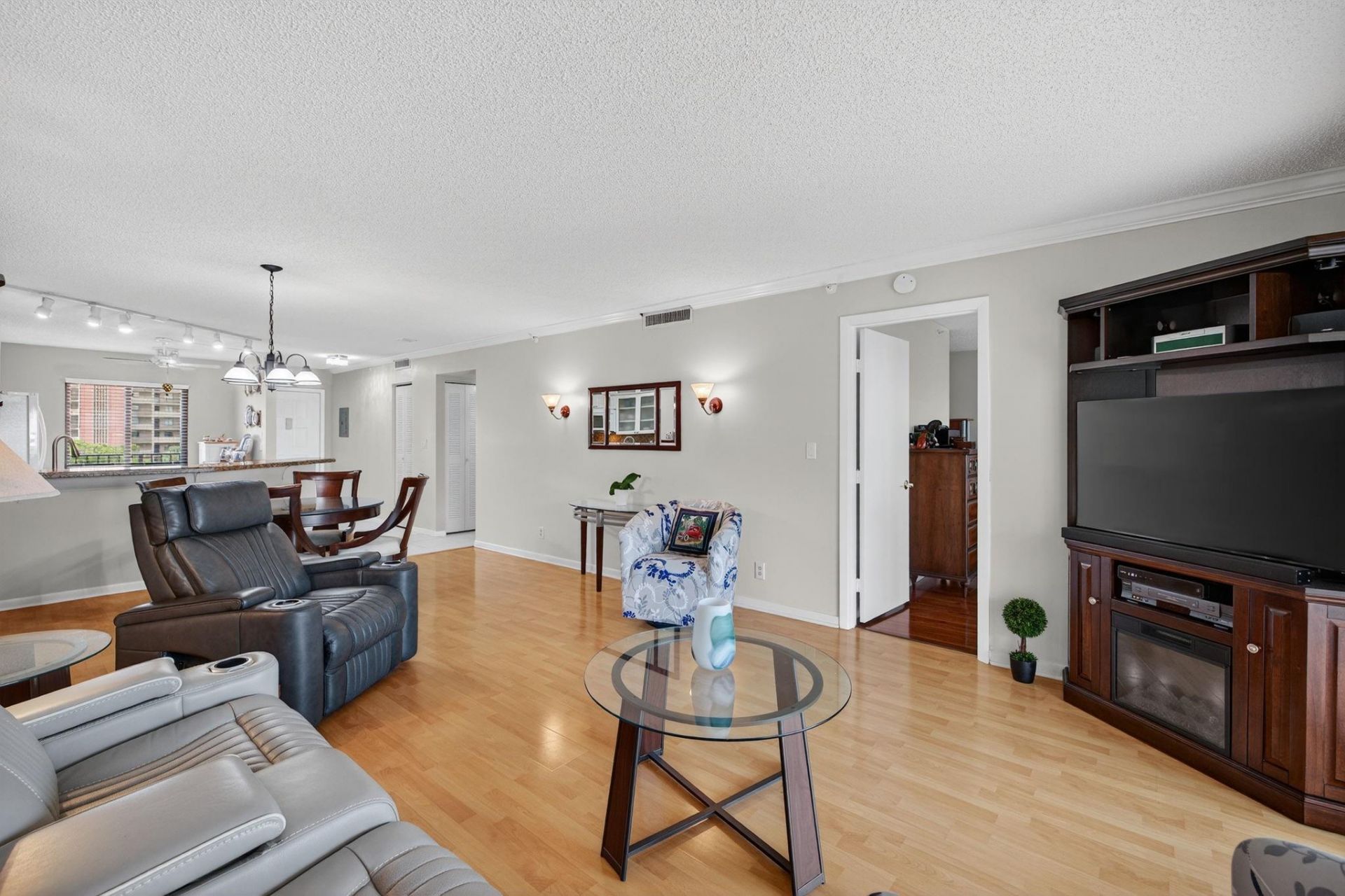 2205 S Cypress Bend Drive, Unit 505, Pompano Beach, FL 33069 Photo