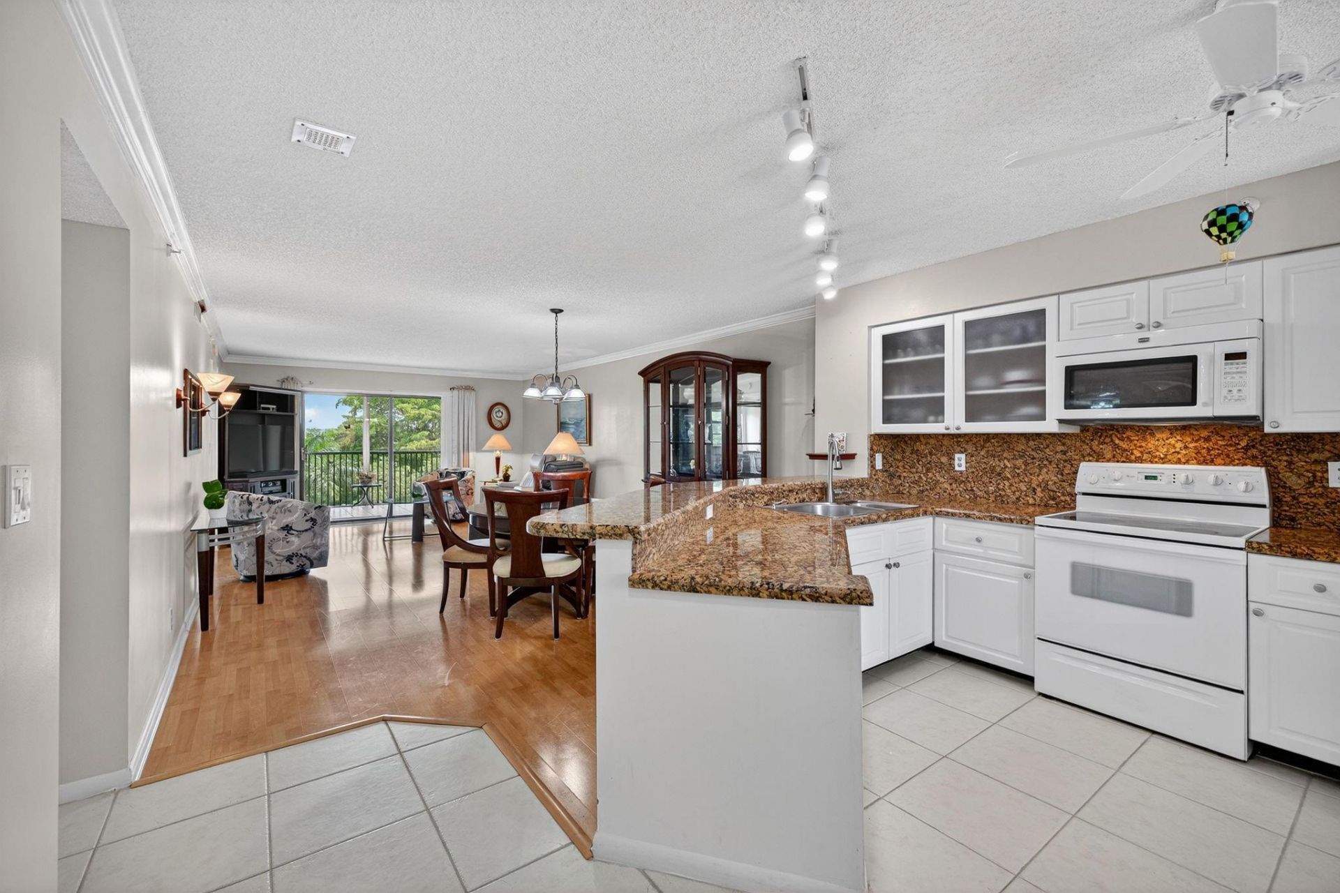 2205 S Cypress Bend Drive, Unit 505, Pompano Beach, FL 33069 Photo
