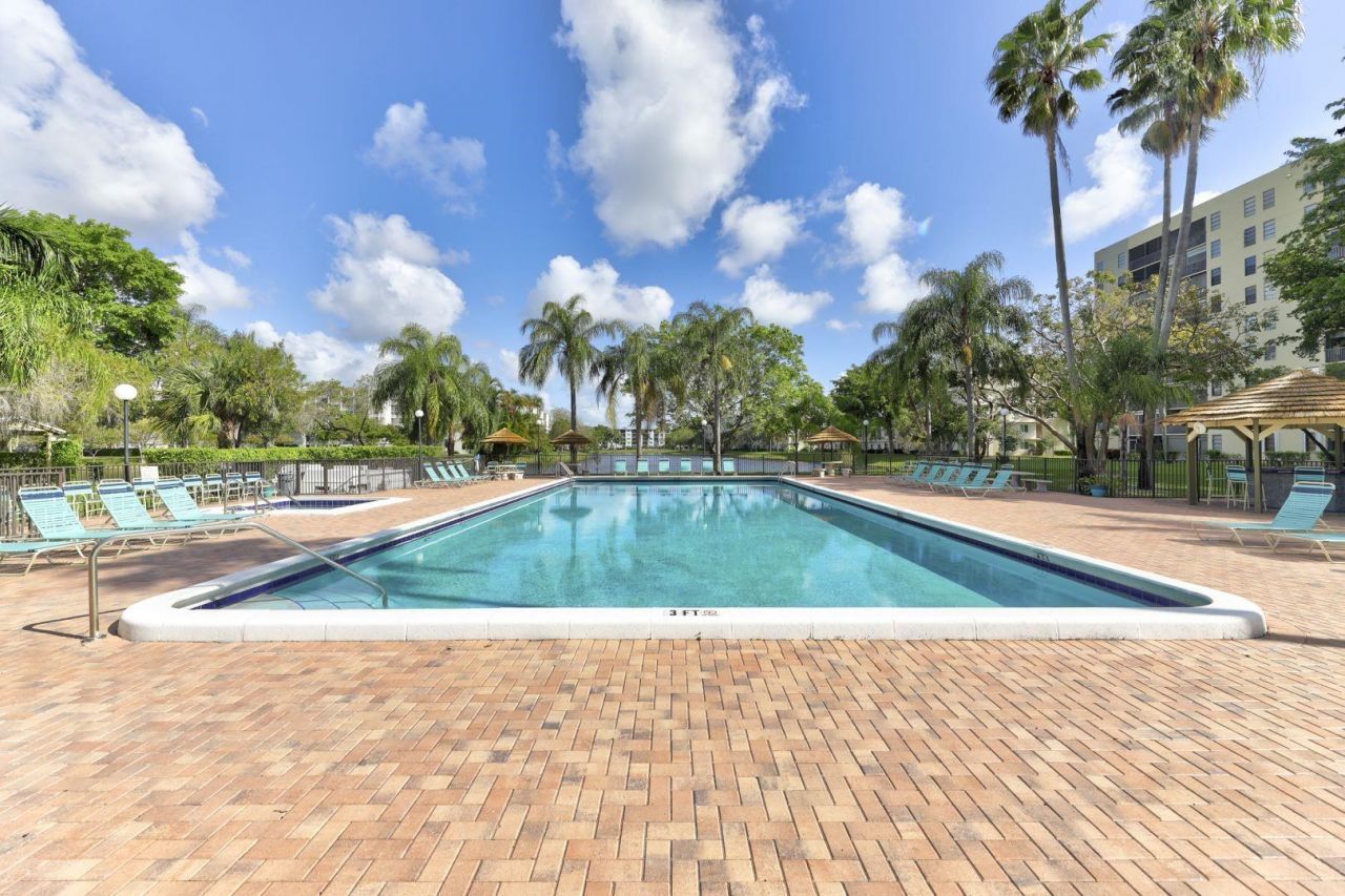 2205 S Cypress Bend Drive, Unit 505, Pompano Beach, FL 33069 Photo