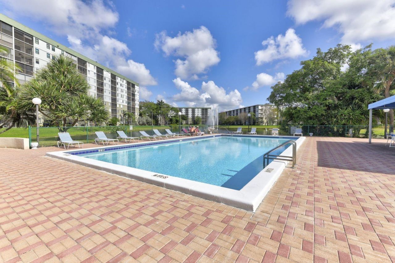 2205 S Cypress Bend Drive, Unit 505, Pompano Beach, FL 33069 Photo