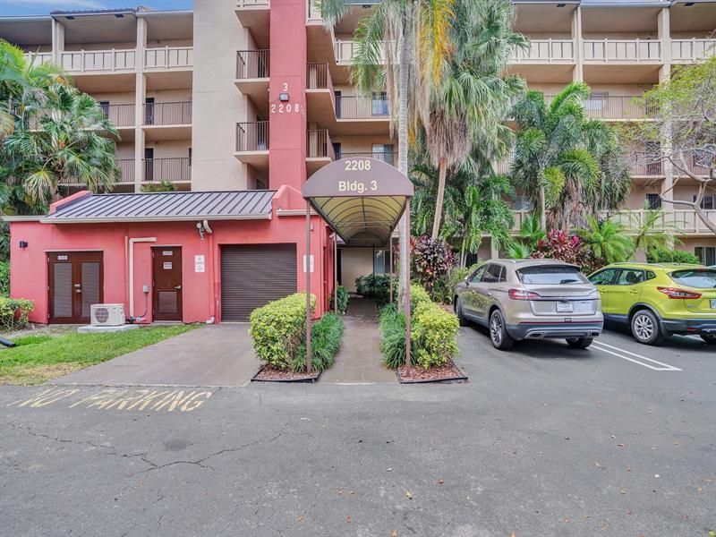 2208 S Cypress Bend Drive, Unit 401, Pompano Beach, FL 33069 Photo