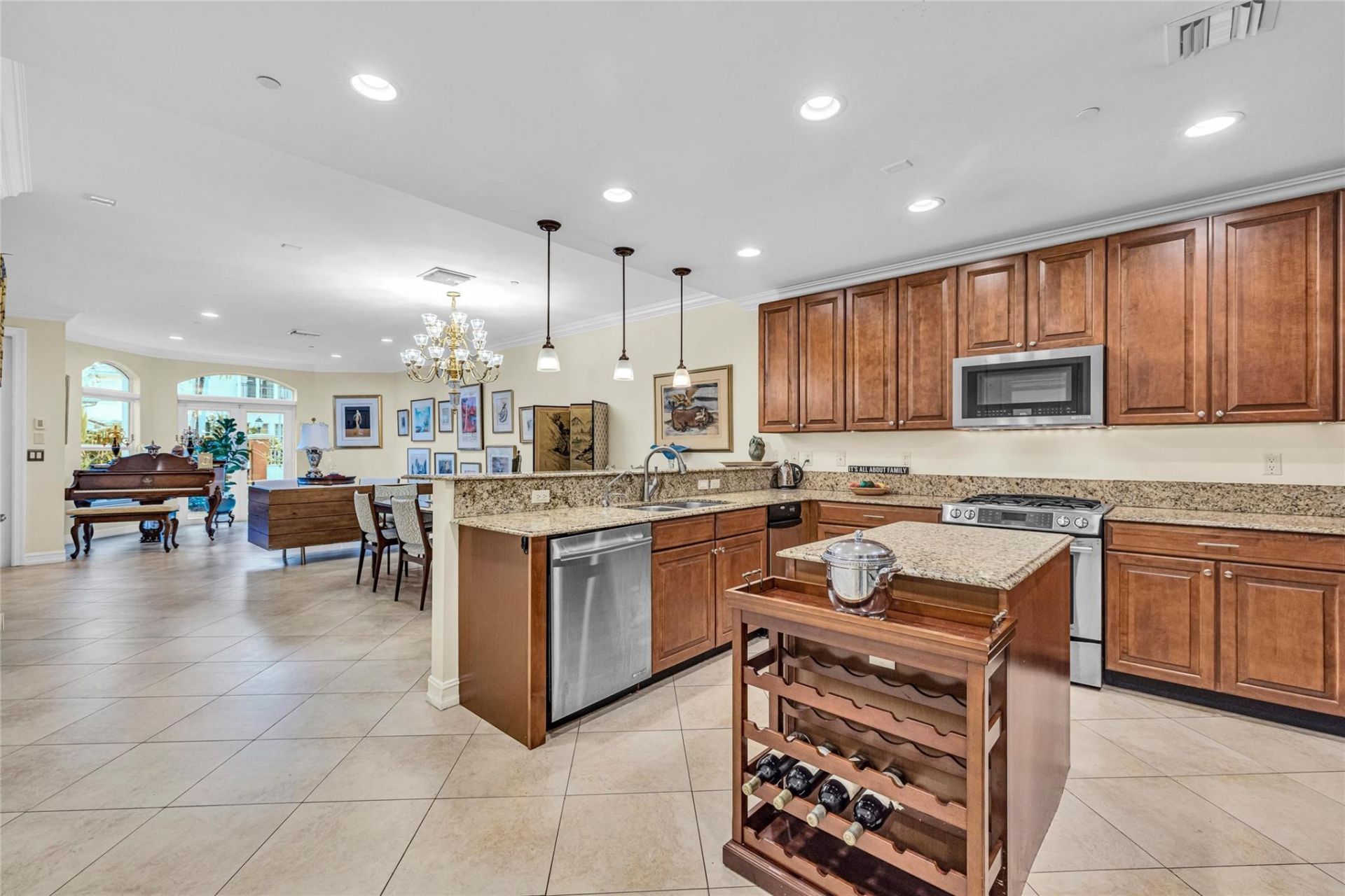 913 NE 17th Way, Unit *, Fort Lauderdale, FL 33304 Photo