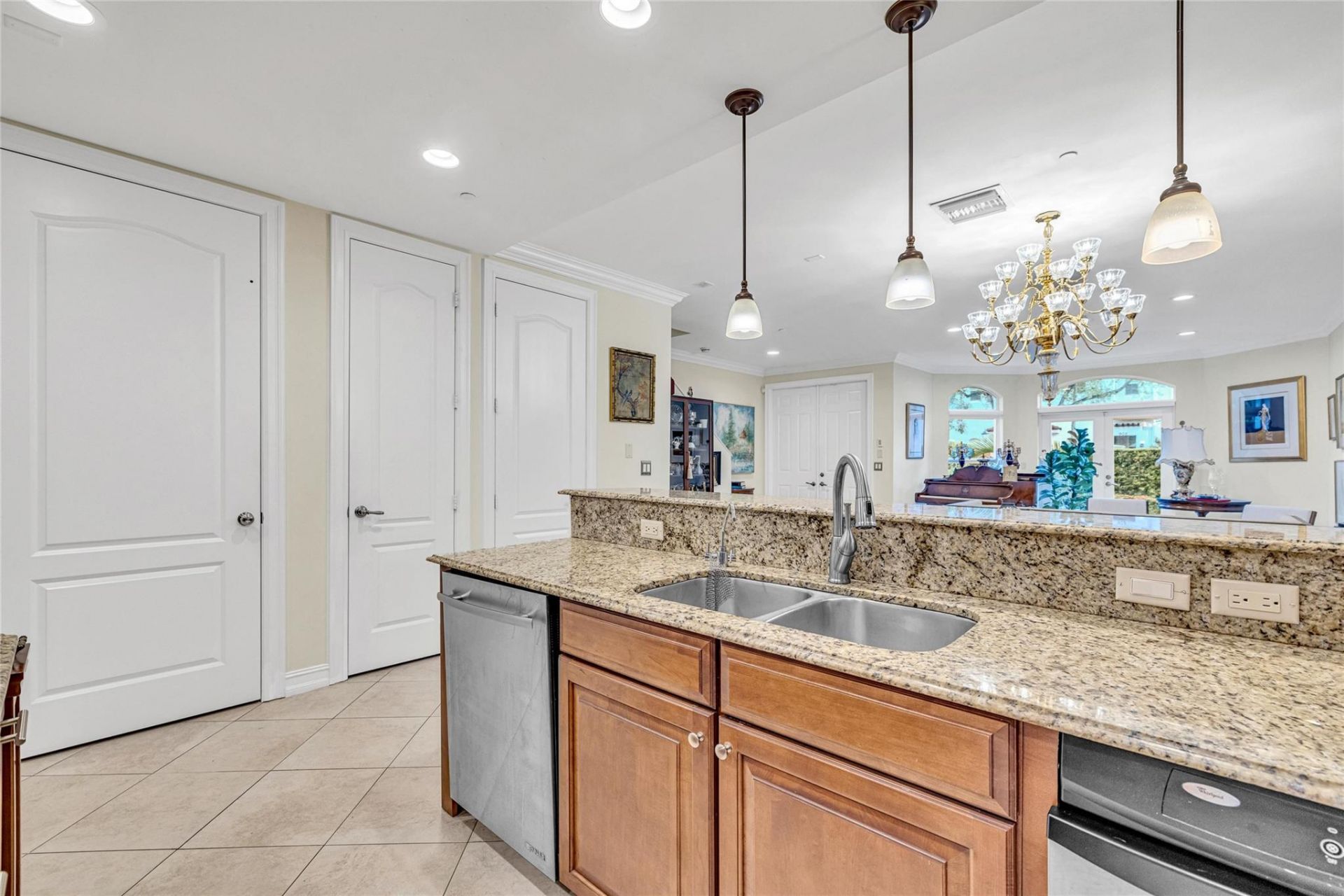 913 NE 17th Way, Unit *, Fort Lauderdale, FL 33304 Photo