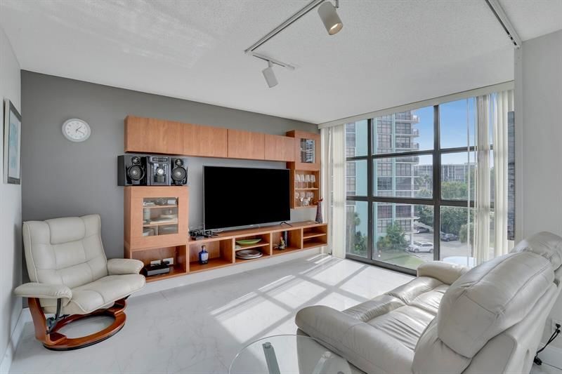 600 Parkview Dr, Unit 531, Hallandale Beach, FL 33009 Photo