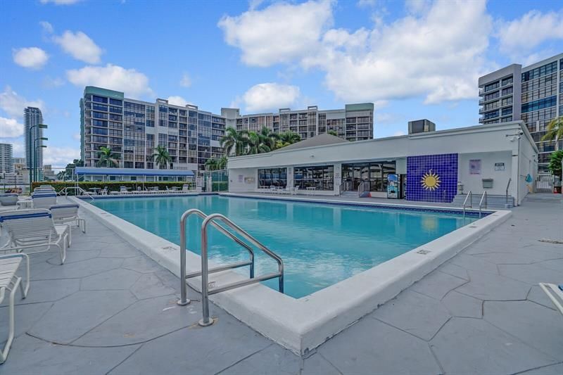 600 Parkview Dr, Unit 531, Hallandale Beach, FL 33009 Photo