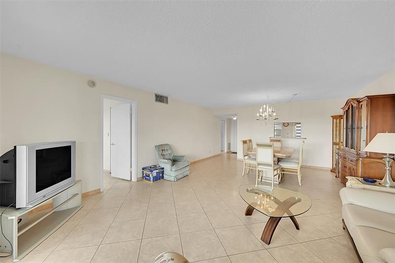 4000 NW 44th Avenue, Unit 401, Lauderdale Lakes, FL 33319 Photo
