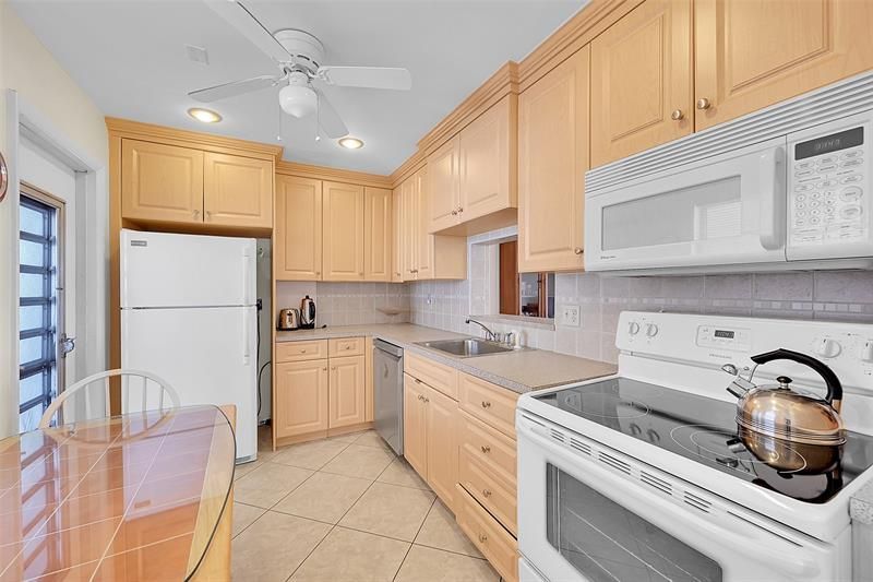 4000 NW 44th Avenue, Unit 401, Lauderdale Lakes, FL 33319 Photo