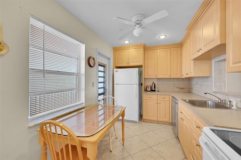 4000 NW 44th Avenue, Unit 401, Lauderdale Lakes, FL 33319 Photo