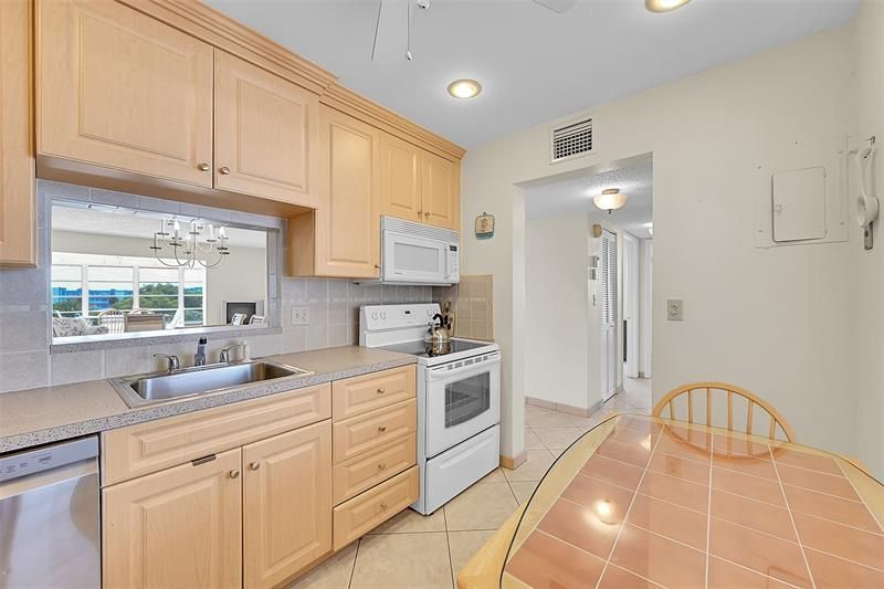 4000 NW 44th Avenue, Unit 401, Lauderdale Lakes, FL 33319 Photo