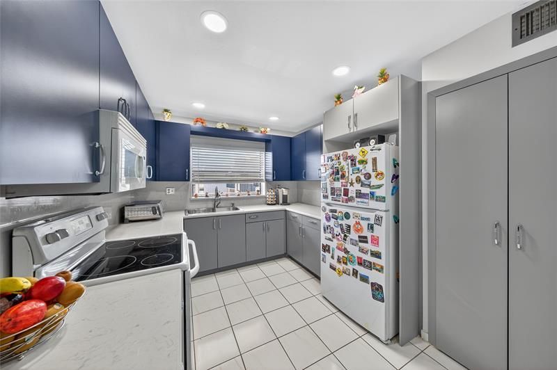 10145 Sunrise Lakes Boulevard, Unit 406, Sunrise, FL 33322 Photo