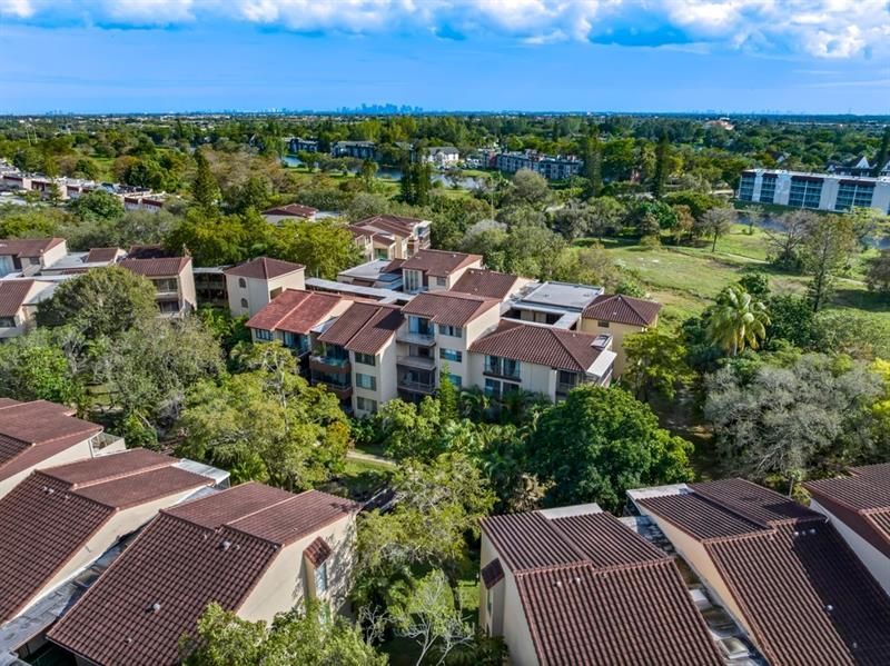 6010 S Falls Circle Drive, Unit 405, Lauderhill, FL 33319 Photo