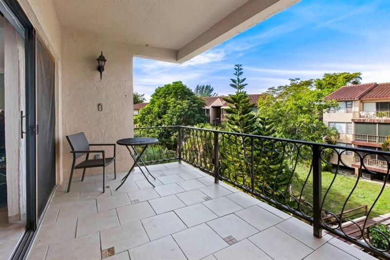 6010 S Falls Circle Drive, Unit 405, Lauderhill, FL 33319 Photo