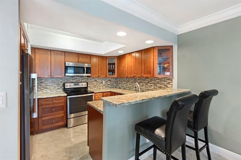 6010 S Falls Circle Drive, Unit 405, Lauderhill, FL 33319 Photo