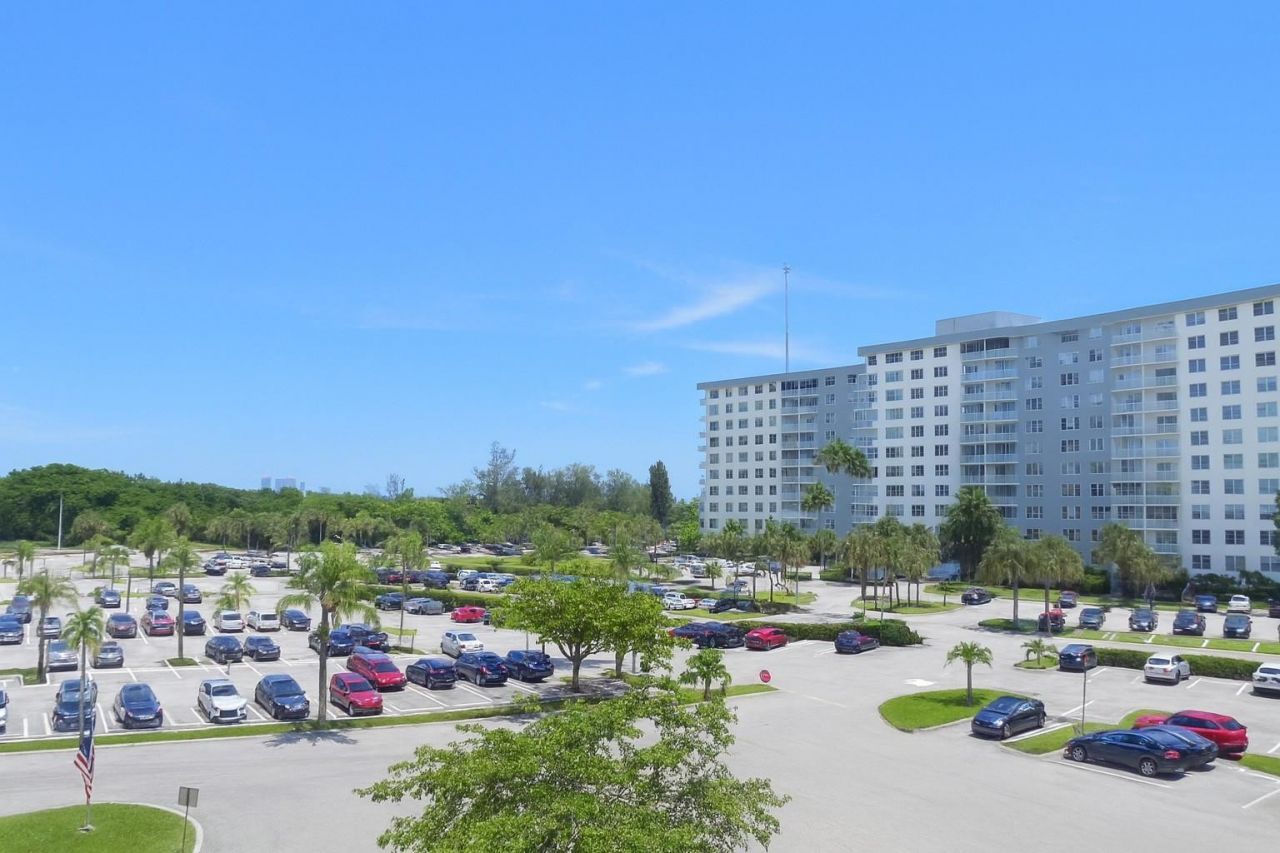 4001 Hillcrest Drive, Unit 407, Hollywood, FL 33021 Photo