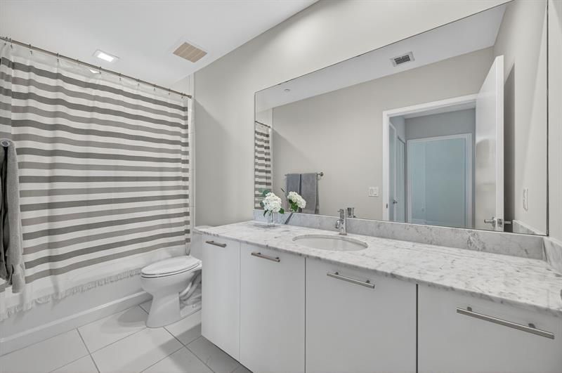 950 Brickell Bay Dr, Unit 5205, Miami, FL 33131 Photo