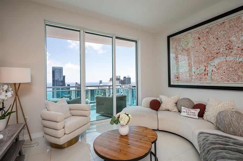 950 Brickell Bay Dr, Unit 5205, Miami, FL 33131 Photo